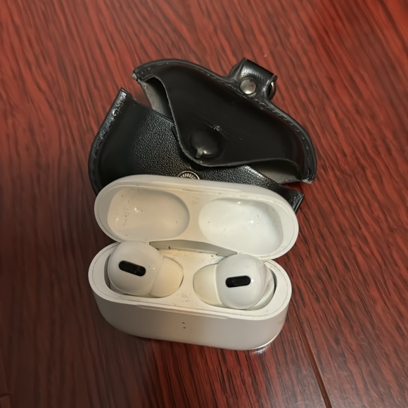 Airpods Pro (case included) - Picture 2 of 3